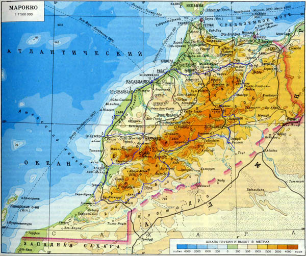 Large detailed physical map of Morocco with roads and cities in Russian.